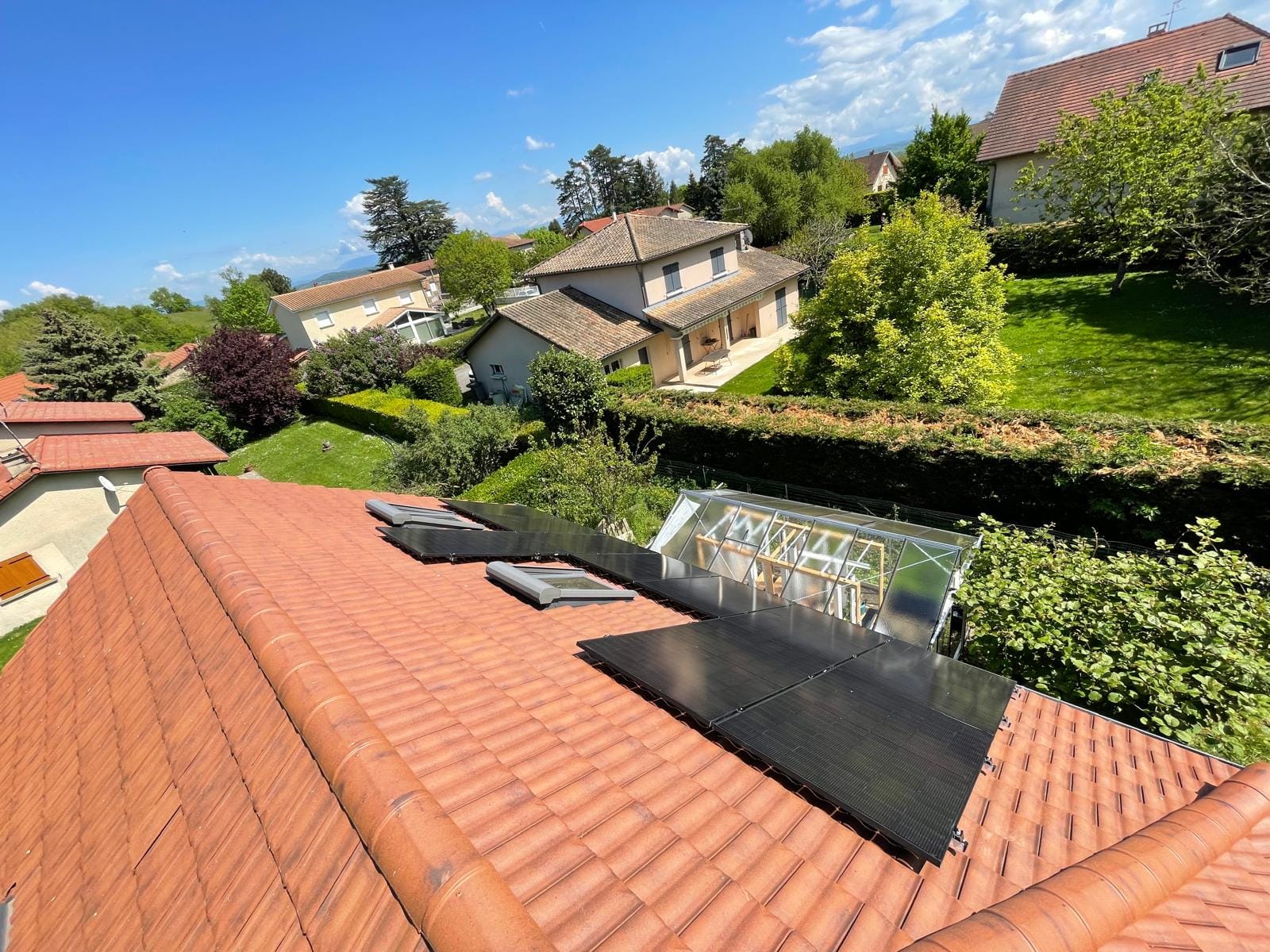 Panneaux solaire sur un toit ajuster pour laisser place aux fenêtre de toit présentes